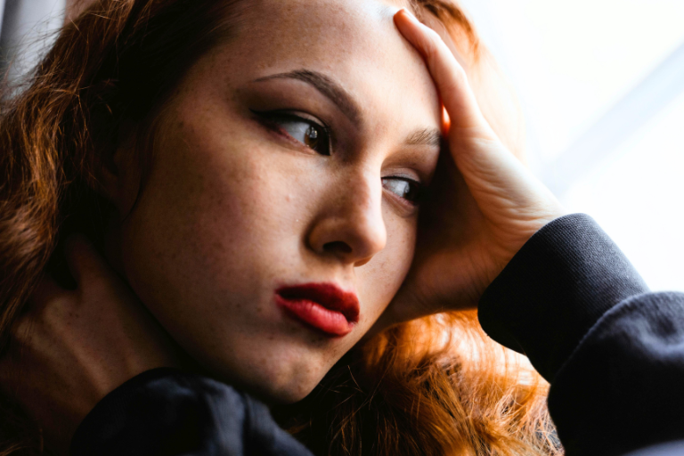 "Jeune femme fatiguée de se poser trop de questions"