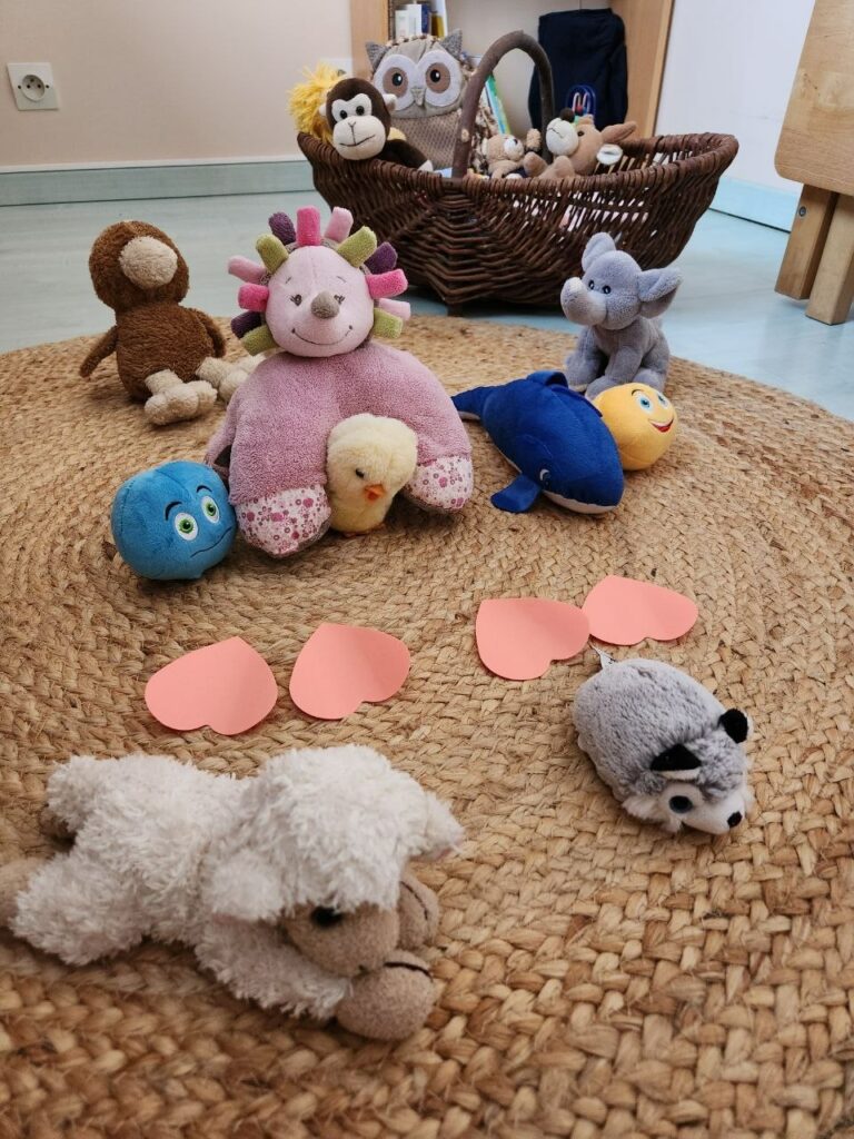 Peluches mises en scène pour une séance de Raconte-moi mon histoire